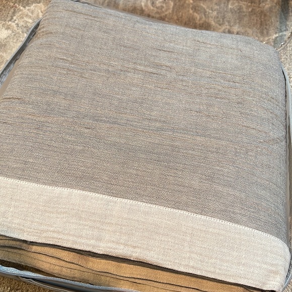 Home Treasures Bed Cover - Picture 5 of 7